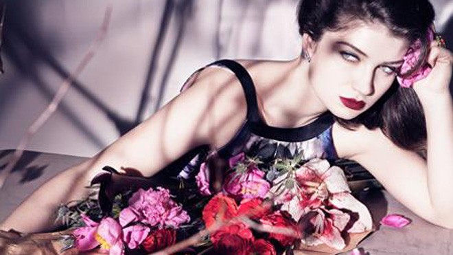 Người đẹp Ailen cực kỳ nóng bỏng trong bộ đồ ngủ gợi cảm Eve Hewson xinh đẹp trong nhiều mẫu quảng cáo