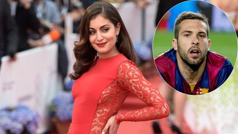 Ramos lại trốn bồ bầu đi ăn vụng Hiba Abouk từng qua tay Jordi Alba (ảnh nhỏ), giờ lại “đá cặp” vụng trộm với Ramos