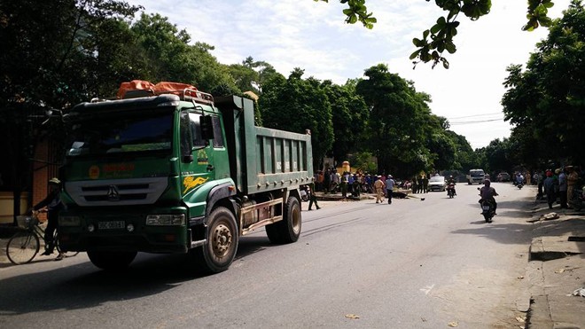 Xe máy va xe tải, hai người thương vong Hiện trường vụ tai nạn. Ảnh: Hoàng Lam