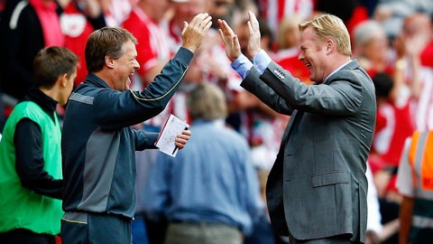Koeman nhờ anh trai nên “hai đánh một” Ông anh Erwin chia sẻ niềm vui chiến thắng trước Chelsea với người em Ronald Koeman