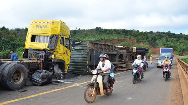 Lật xe container, 31 tấn thức ăn gia súc tràn xuống suối Hiện trường vụ tai nạn