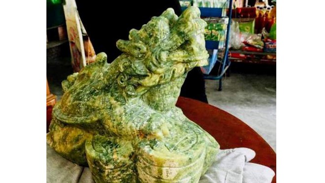 Đào đất trồng cau, phát hiện cổ vật bằng đá quý Long quy được người dân phát hiện trong khi đào đất trồng cau. Ảnh: Người dân cung cấp.