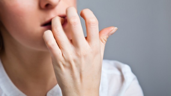 Nguy hại khôn lường khi cắn móng tay Ảnh: wadentalgroup.com.