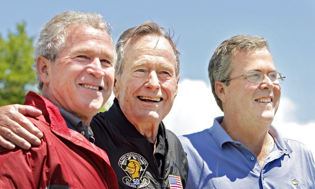 Gia tộc chính trị Bush và tham vọng tổng thống thứ 3 Jeb Bush (phải) có bố và anh trai từng làm tổng thống (Ảnh: Guardian)