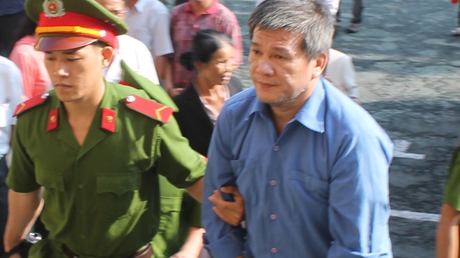 “Siêu lừa” qua mặt ông Trầm Bê nẫng gần 34.000 lượng vàng “Siêu lừa” Dương Thanh Cường 2 lần qua mặt Trầm Bê và ngân hàng Phương Nam vay hàng trăm tỷ đồng và hàng chục ngàn lượng vàng.