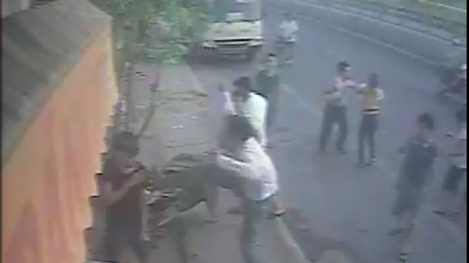 Nhóm thanh niên dùng súng doạ bắn nhân viên hàng bánh mỳ Nhóm thanh niên đánh chủ tiệm bánh mỳ và nhân viên được camera ghi lại (Ảnh cắt từ camera)