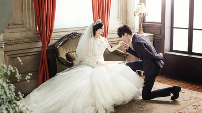 Chú rể ung thư giai đoạn cuối cưới búp bê tình dục Chú rề quỳ gối hôn tay cô dâu. Ảnh: YorkBBS.ca