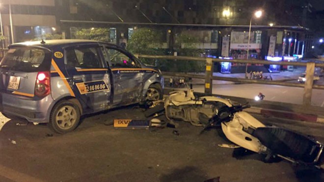 Công an: Hai người đuổi theo taxi gây tai nạn không có lỗi Vụ tai nạn liên hoàn trên cầu vượt Chùa Bộc - Thái Hà khiến 6 người bị thương, một người tử vong.