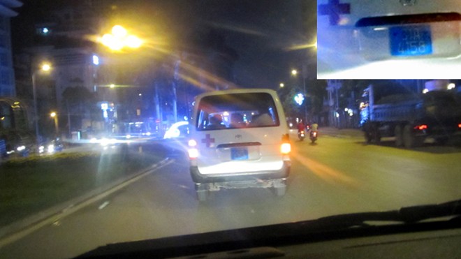 Vụ xe 'điên' trên cầu vượt: Xe cấp cứu bỏ mặc nạn nhân!? Chiếc xe cứu thương đi qua nơi xảy ra tai nạn nhưng không dừng lại chở nạn nhân đi cấp cứu.