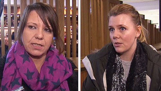 Đôi tình nhân thoát chết ở Paris nhờ cãi nhau Mariesha Payne (trái) và Christine Tadhope tại sân bay Scotland hôm qua. Ảnh: Sky News