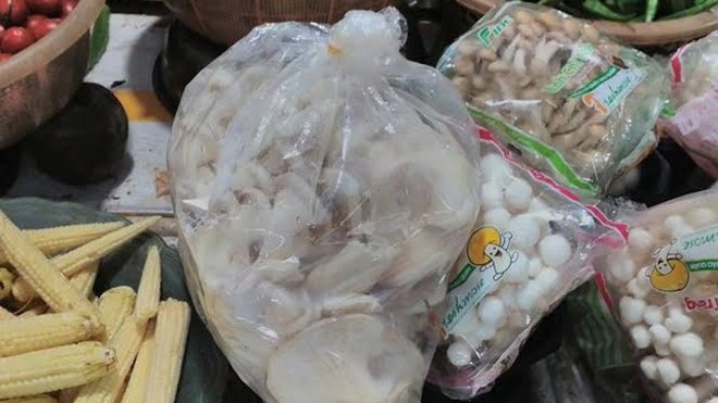 Nhận biết nấm tươi an toàn qua cách bảo quản? Nấm các loại được bày bán nhiều tại các chợ