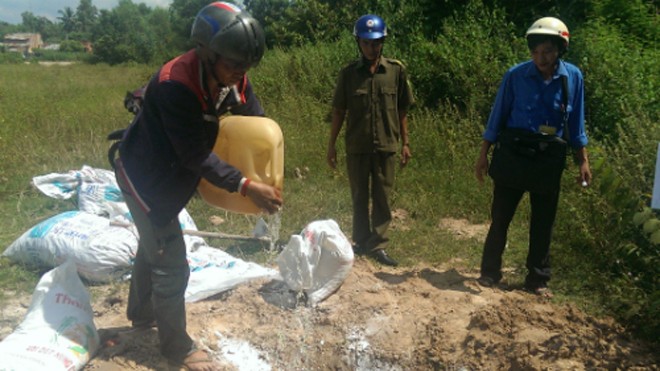 Mang 72 kg đỉa khô từ Campuchia vào Việt Nam Lực lượng chức năng tiêu hủy đỉa sấy khô. Ảnh: Mai Linh