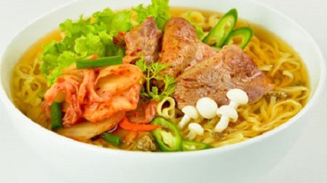 Cách ăn mì tôm không gây hại cho sức khỏe Khi ăn mì tôm nên kết hợp rau xanh và thịt.