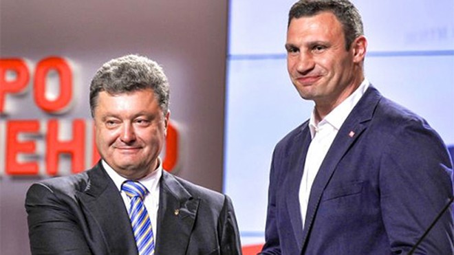 Cựu vô địch quyền Anh hạng nặng tái đắc cử Thị trưởng Kiev Klitschko (phải) được đánh giá rất cao trên cương vị người đứng đầu Kiev.