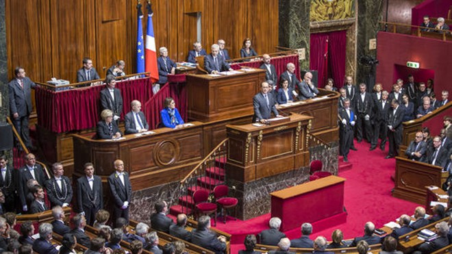 Người Pháp phác họa kịch bản chiến tranh với IS Tổng thống Pháp Francois Hollande phát biểu trước Quốc hội họp tại điện Versailles ngày 16/11. (Ảnh:
Jean-Claude Coutausse
)