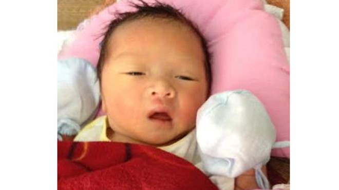 “Nhặt được” bé trai đỏ hỏn trước cổng nhà Hiện cháu bé đang được gia đình ông Thạch chăm sóc