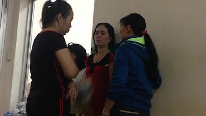Hai mẹ con nguy kịch vì bị người tình của mẹ tạt xăng đốt Người thân hai nạn nhân tại bệnh viện