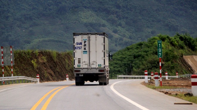 Chiêu trò gian lận vé trốn bạc triệu ở cao tốc Nội Bài - Lào Cai Phần lớn xe gian lận tiền vé cao tốc Nội Bài - Lào Cai có trọng tải lớn. Ảnh minh họa: Đ.Loan