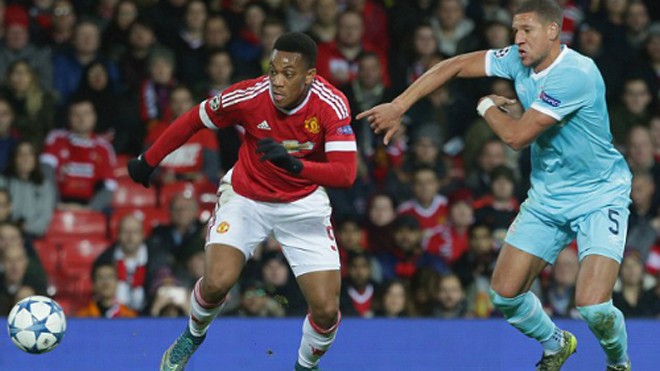 Scholes: 'Man Utd thua Barca, Bayern cả triệu dặm' Martial (trái) không thể hiện nhiều khi vừa bình phục chấn thương. Ảnh: AFP.