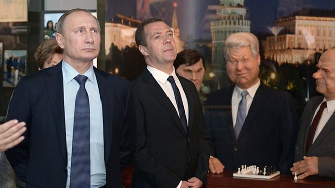 Nga trưng bày va li hạt nhân' của ông Boris Yeltsin Tổng thống Vladimir Putin (trái) và Thủ tướng Dmitry Medvedev cùng đến thăm bảo tàng cố Tổng thống Boris Yeltsin. Ảnh: AFP