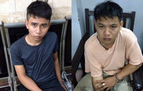 Đặc nhiệm Sài Gòn đá văng 2 tên cướp túi của nữ du khách Hai kẻ cướp giật tại cơ quan điều tra. Ảnh: Quốc Thắng.