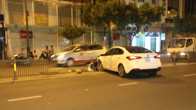 Kiều nữ lao ô tô vào dải phân cách, cả nhà may mắn thoát nạn Hiện trường vụ tai nạn.