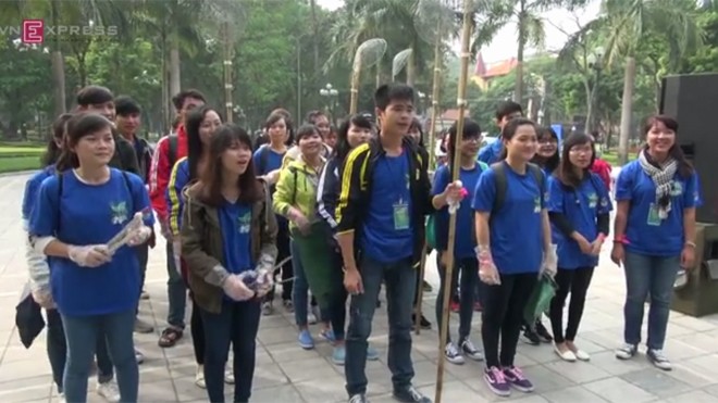 Hàng trăm bạn trẻ dọn rác ở Hồ Tây Hàng trăm bạn trẻ dọn rác ở Hồ Tây