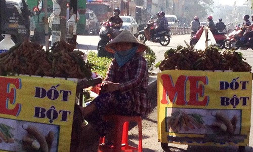 Me Thái đắt ngang nho Mỹ Tại các con đường TP HCM, me dốt bột xếp thành hàng. Ảnh: Hồng Châu.