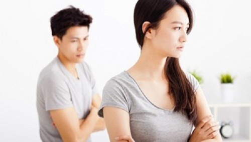 Vợ thông minh lật ngược tình thế khi chồng ngoại tình Có hôm anh thông báo rằng không về nhà ăn cơm vì phải đi tiếp khách về muộn. Chị biết rằng khách của anh là ai và họ sẽ đi đâu. (ảnh minh họa)