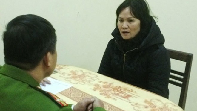 Nữ nhân viên nhà ga rút trộm tiền người nước ngoài Bà Hà tại cơ quan điều tra.