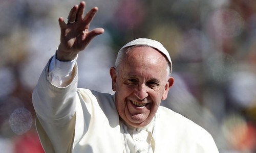 Phi cơ chở Giáo hoàng bị chiếu laser Giáo hoàng Francis. Ảnh: Reuters.