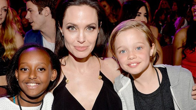 Angelina Jolie: 'Tôi từng không muốn có con' Angelina Jolie bên hai con gái - Zahara (trái) và Shiloh - trong một sự kiện đầu năm 2015.