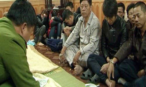 Hàng chục con bạc say sưa đánh xóc đĩa giữa đêm Những con bạc gôm cả nam và nữ bị công an bắt giữ khi tham đánh bạc với số tiền hàng trăm triệu đồng. Ảnh: C.A.