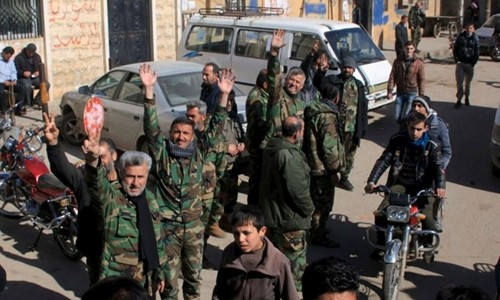 Mỹ lục đục với phiến quân đồng minh trên chiến trường Syria Các tay súng trung thành với Tổng thống Syria Bashar al-Assad giành lại hai thị trấn Nubul và al-Zahraa, Aleppo hồi đầu tháng này. Ảnh: Reuters