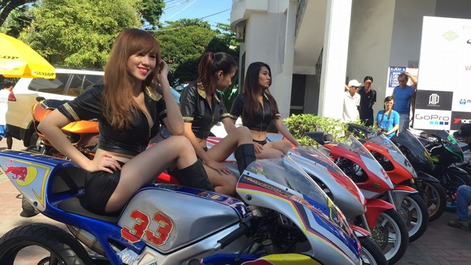 Ra mắt trường đua xe mô tô cho trẻ em Trong buổi thông tin về đường đua, Tập đoàn Khang Thông ra mắt hàng chục xe phân phối cao