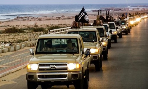 Đoàn xe nghi chở phiến quân IS bị không kích ở Libya Đoàn xe Nhà nước Hồi giáo diễu hành ở thành phố Sirte, Libya. Ảnh: IBTimes.