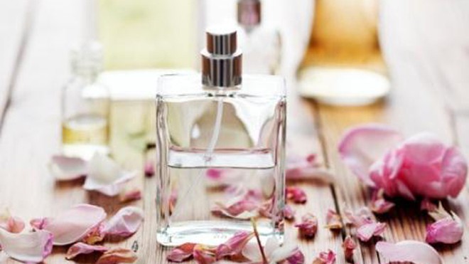 'Thủ phạm' trong nhà khiến phụ nữ mãn kinh sớm Nước hoa luôn là sản phẩm được nhiều chị em phụ nữ ưa dùng. (Ảnh minh họa: Internet)