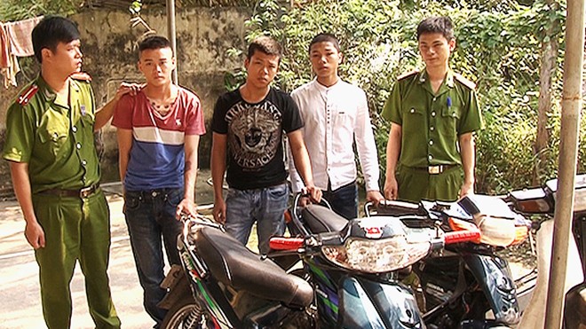 Nhóm trộm tuổi teen lấy cắp hàng loạt xe máy Nhóm đối tượng chuyên trộm xe máy tại Huế, Phú Vang, Hương Thủy này vừa sa lưới pháp luật, khi tuổi đời mới từ 15 đến 17.