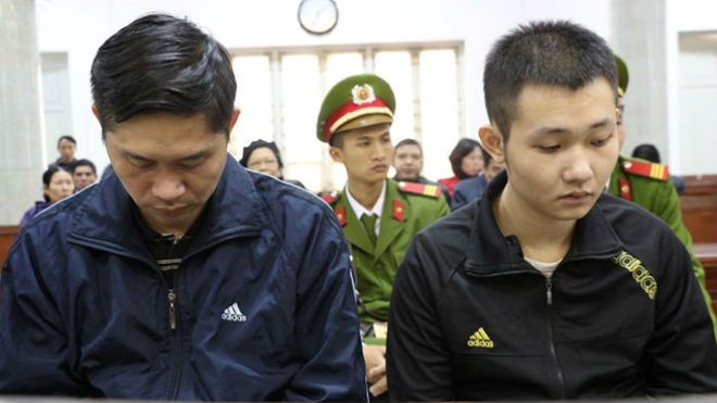 Bảo vệ Thẩm mỹ viện Cát Tường ra tù trước thời hạn Bị cáo Tường và Khánh (phải) tại tòa. Ảnh: Bảo Lâm.