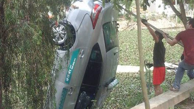 Chỉ đạo làm rõ vụ taxi lao xuống hồ làm 4 người chết Hiện trường vụ TNGT làm 4 người thiệt mạng
