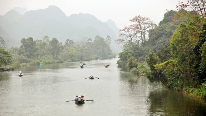 Trẩy hội chùa Hương mùa hoa gạo Khung cảnh tuyệt đẹp bên dòng suối Yến mùa hoa gạo nở khiến du khách đi trẩy hội chùa Hương không khỏi nao long