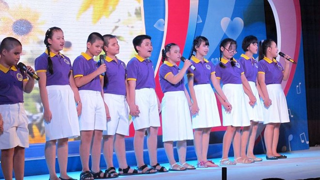 Hãng xe Phương Trang tặng 10 “mắt thần” cho người khiếm thị Các học sinh khiếm thị biểu diễn văn nghệ trong chương trình