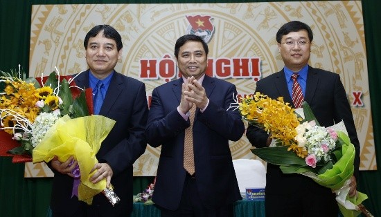 Đồng chí Lê Quốc Phong trên cương vị công tác mới Đồng chí Phạm Minh Chính - Ủy viên Bộ Chính trị, Bí thư Trung ương Đảng, Trưởng Ban Tổ chức Trung ương chúc mừng đồng chí Nguyễn Đắc Vinh và đồng chí Lê Quốc Phong (phải) trên cương vị công tác mới