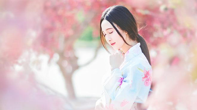 Thiếu nữ Sài Gòn đẹp như tranh vẽ bên hoa anh đào Thiếu nữ Sài Gòn đẹp như tranh vẽ bên hoa anh đào