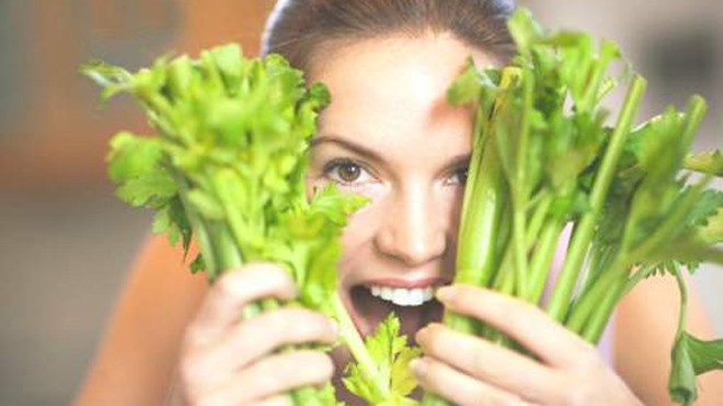Chữa huyết áp cao và tiểu đường bằng rau cần tây Ảnh: Womenshealth.