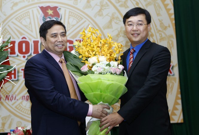 Anh Lê Quốc Phong làm Bí thư thứ nhất T.Ư Đoàn Đồng chí Phạm Minh Chính, Ủy viên Bộ Chính trị, Bí thư Trung ương Đảng, Trưởng Ban Tổ chức Trung ương tặng hoa chúc mừng anh Lê Quốc Phong. Ảnh: Như Ý