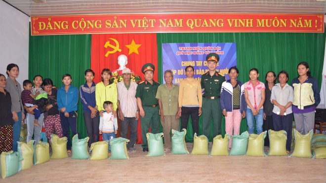 Tặng quà đồng bào bị ảnh hưởng do hạn hán tại tỉnh Đắk Lắk Thượng tá Đinh Quốc Hùng, Trưởng ban Thanh niên Quân đội trao quà cho các hộ gia đình nghèo trên địa bàn xã Cư Drăm, huyện Krông Bông, tỉnh Đắk Lắk.