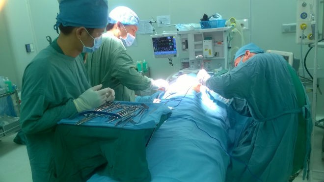Phẫu thuật thành công bệnh nhân lõm lồng ngực Bác sỹ đang phẫu thuật cho bệnh nhân ẢNH: Bệnh viện cung cấp