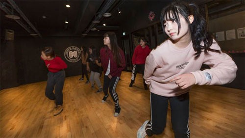 Lò đào tạo sao tuổi teen ở Hàn Quốc Các cô gái trẻ, chủ yếu đang tuổi thiếu niên, ở Hàn Quốc ấp ủ ước mơ một ngày nào đó sẽ trở thành thần tượng âm nhạc. Ảnh: MATT DOUMA