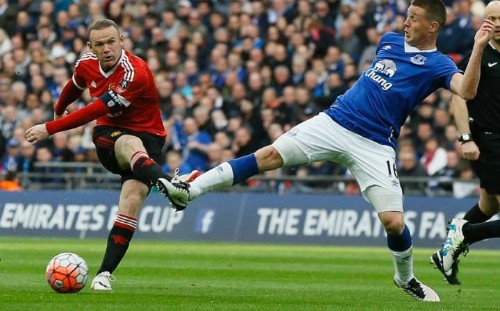 Rooney: 'Tôi học cách chơi tiền vệ từ Paul Scholes' Rooney giúp tuyến giữa Man Utd chắc chắn và tăng khả năng sáng tạo. Ảnh: Reuters.